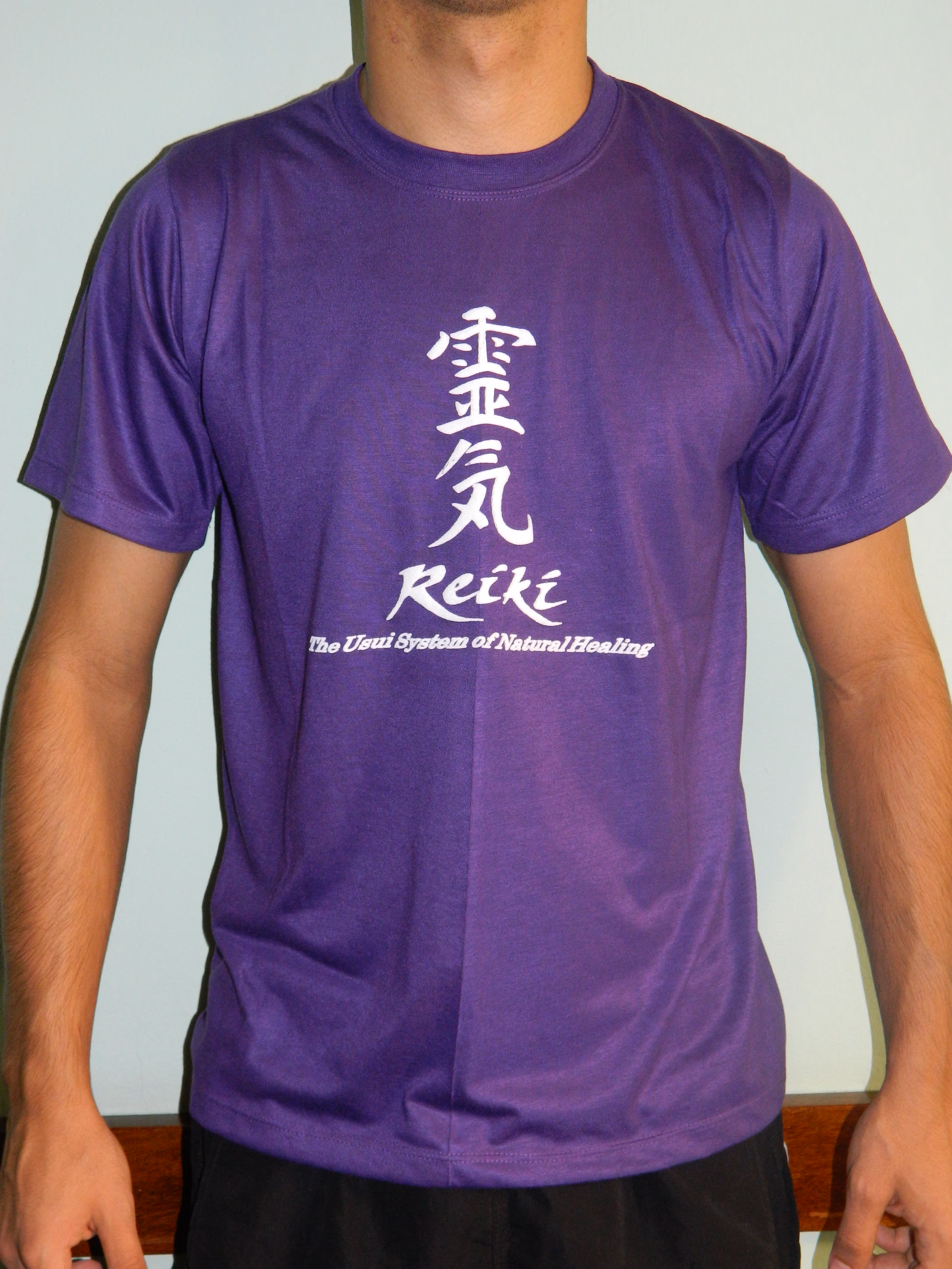 Camiseta unissex em cor violeta; oficial do Instituto de Reiki.
