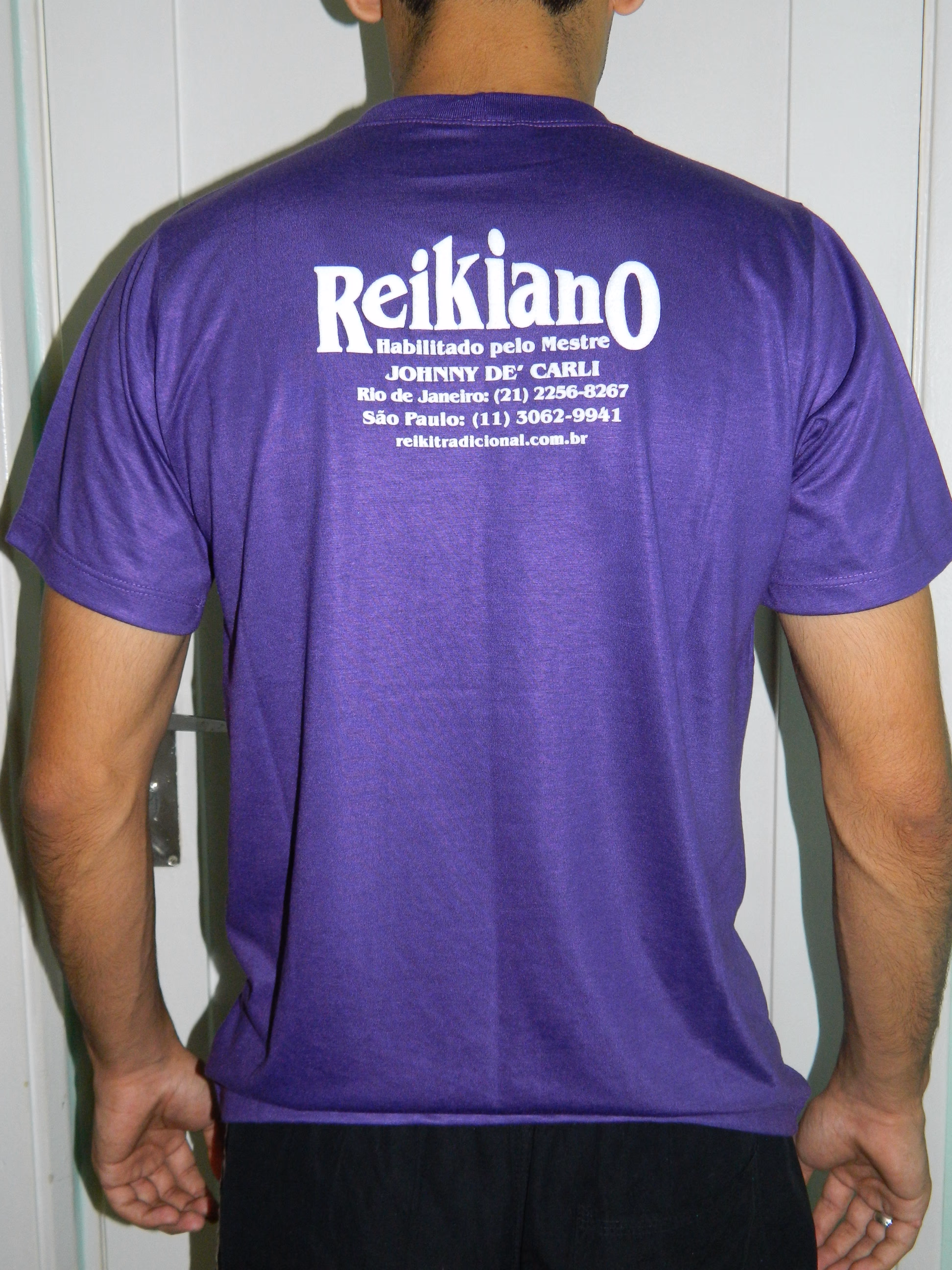 Camiseta unissex em cor violeta; oficial do Instituto de Reiki.