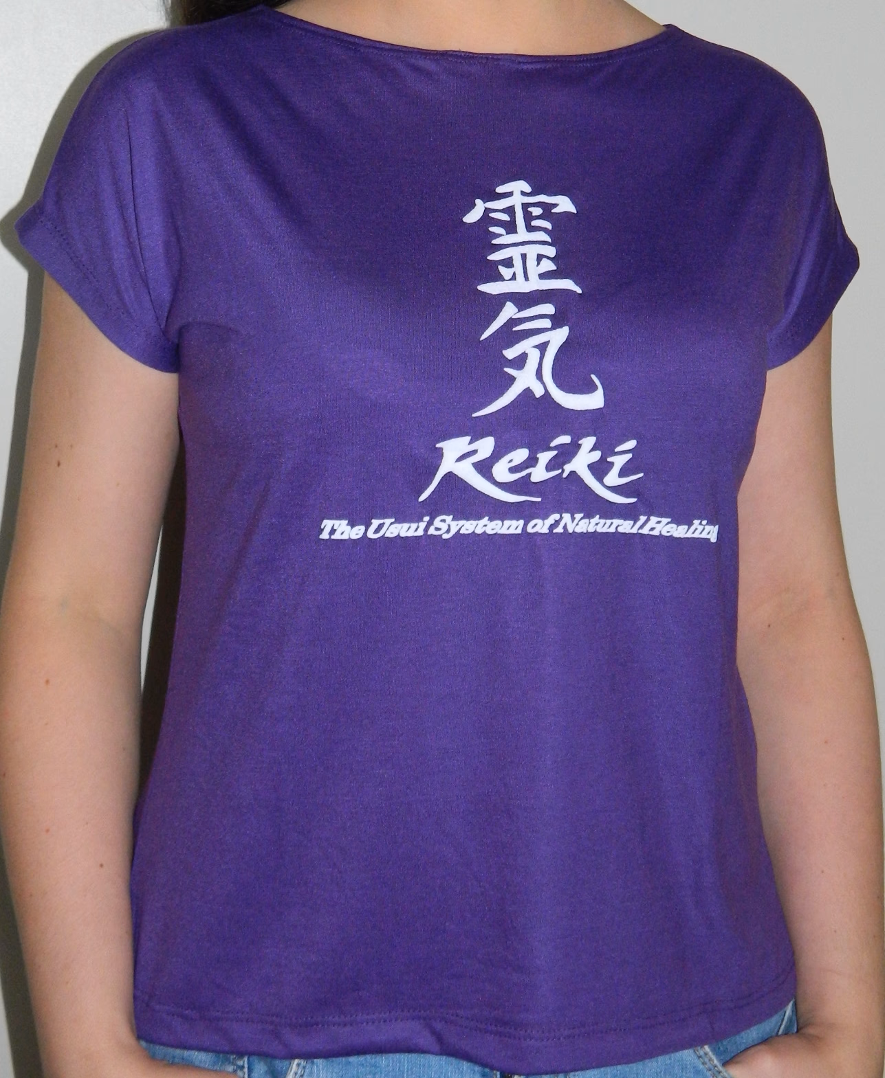 Camiseta feminina baby look em cor violeta; oficial do Instituto de Reiki.