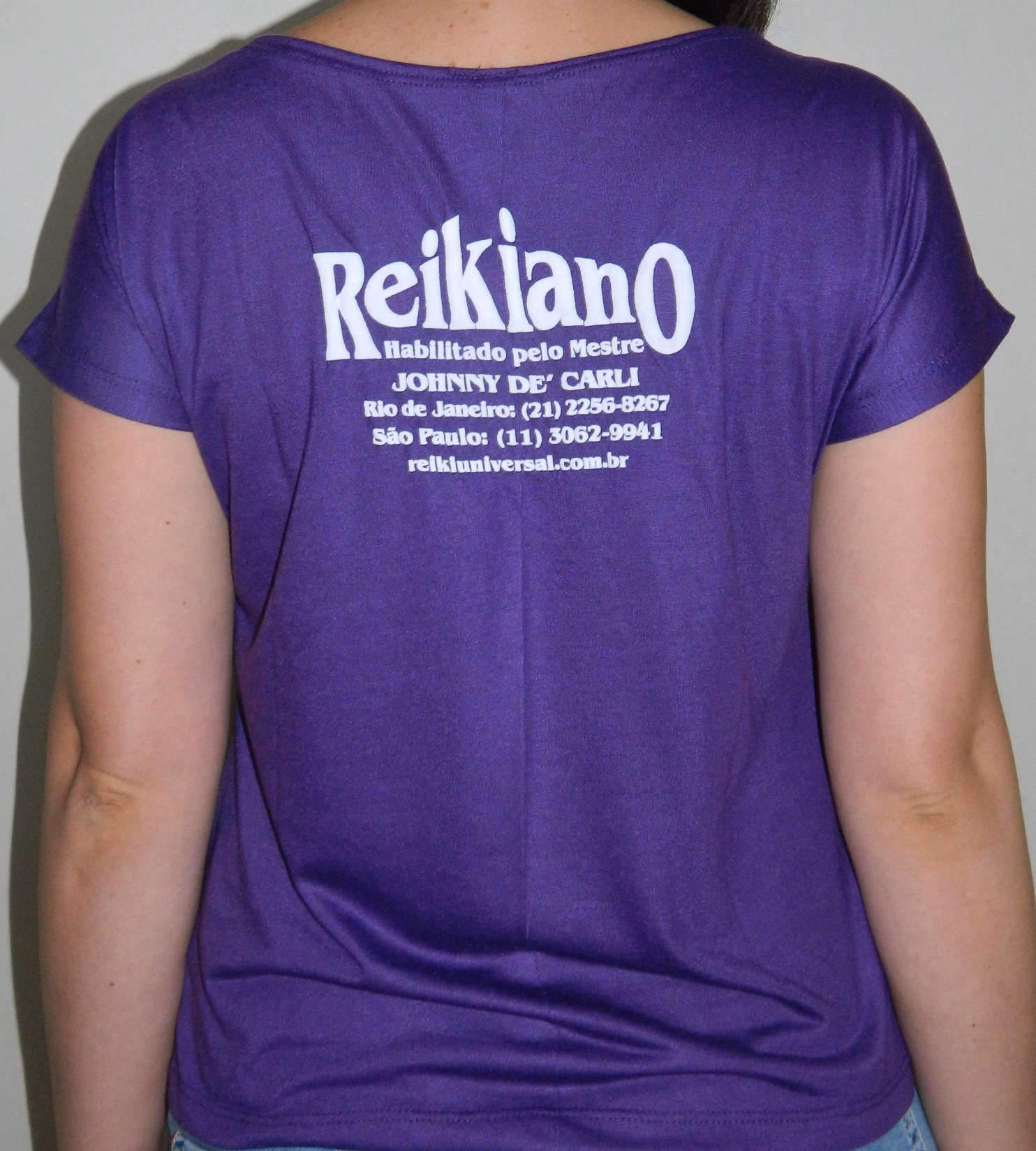 Camiseta feminina baby look em cor violeta; oficial do Instituto de Reiki.